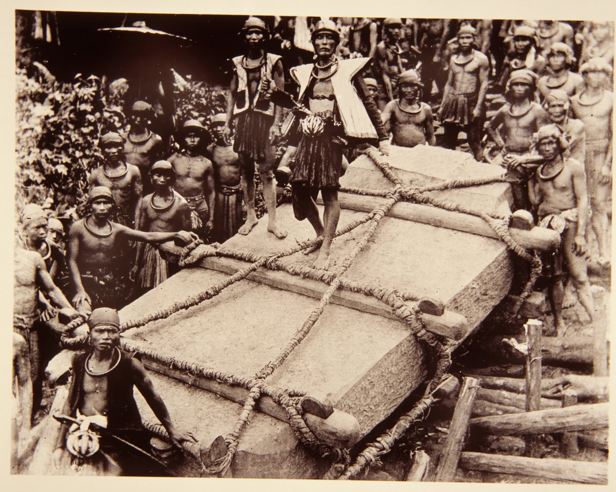 Nias emberek megalit szállítanak, 1920 körül alkotó: Italian Photographer