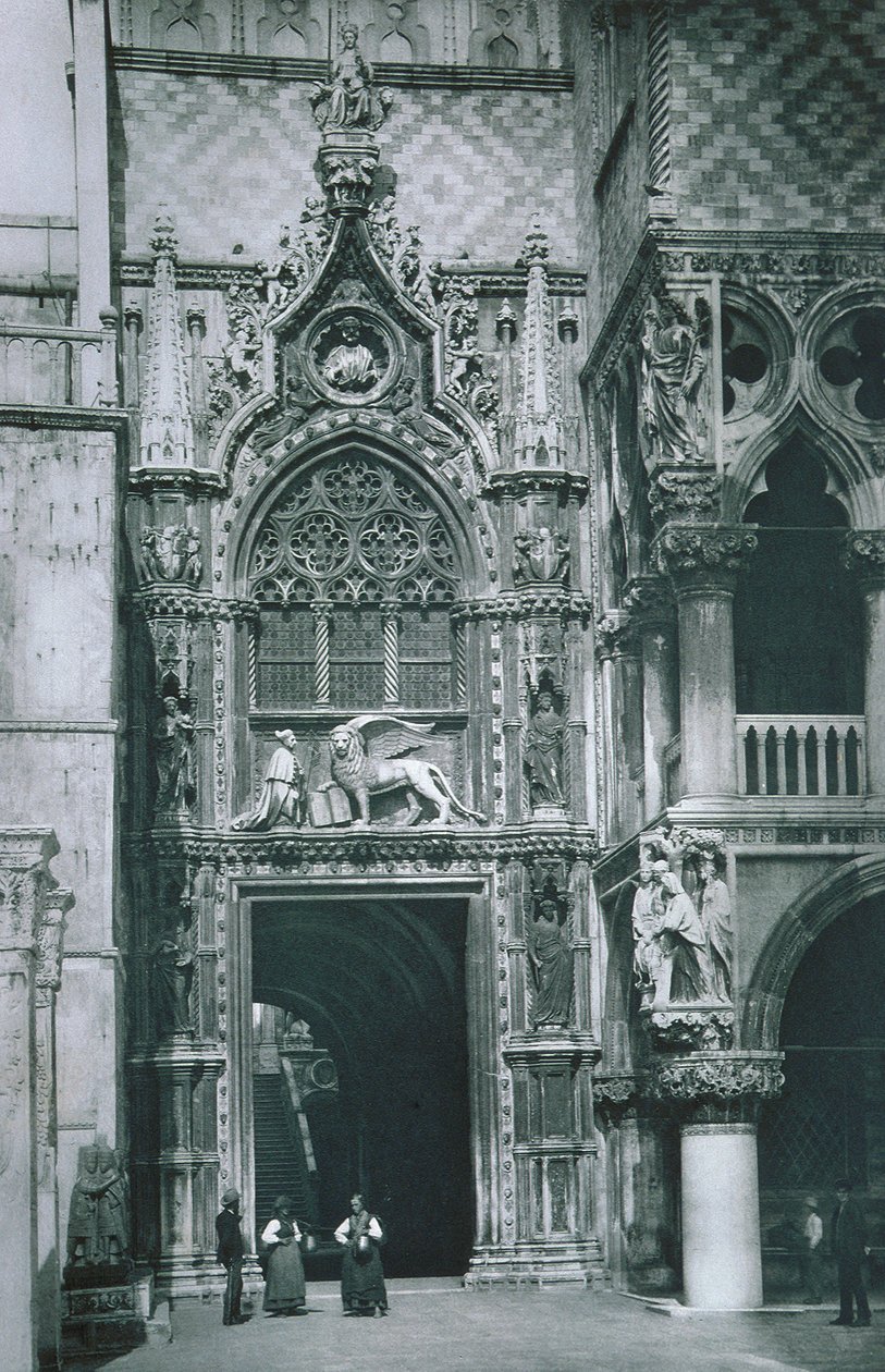 A kártya ajtaja alkotó: Italian Photographer