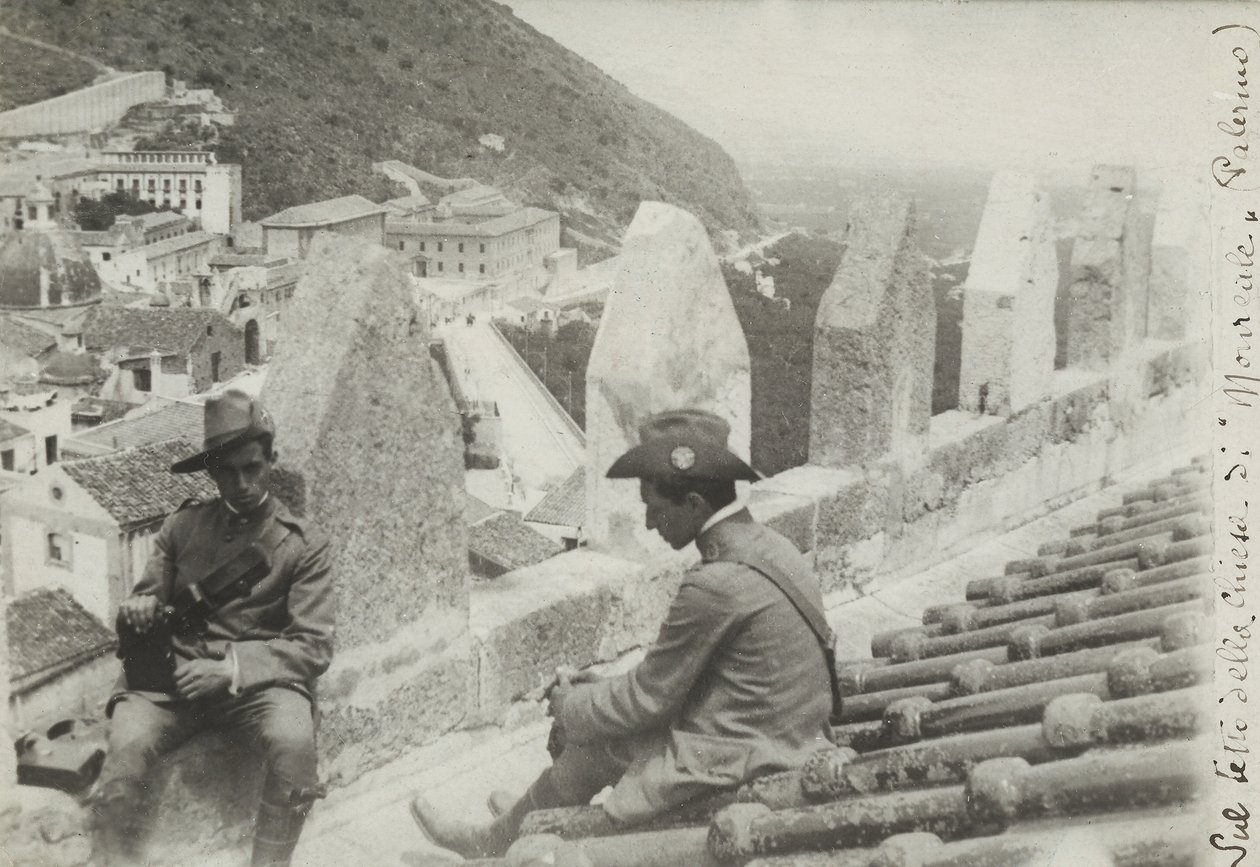 Két katona fényképezett a monrealei templom tetején, 1910 alkotó: Italian Photographer
