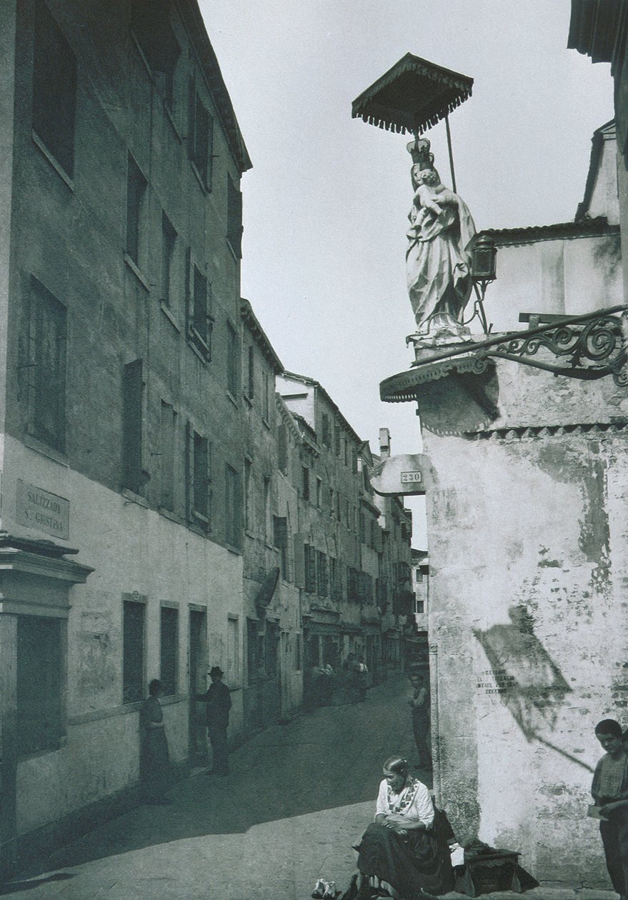 Kilátás a Salizada Santa Giustinára alkotó: Italian Photographer