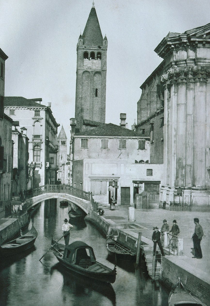 Kilátás a Canale San Barnaba-ra a San Barnaba-templom harangtornyával alkotó: Italian Photographer