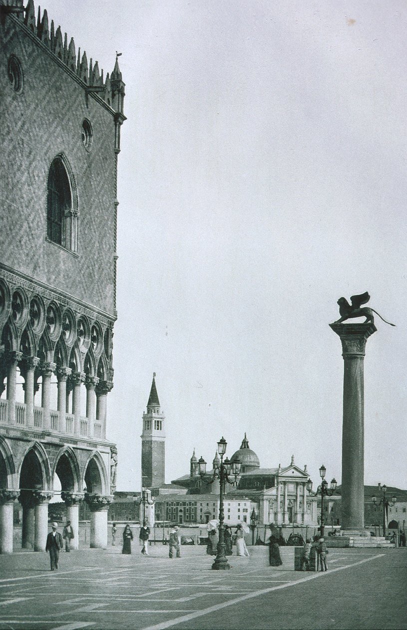 Kilátás a Dózsa-palotára és a Szent Márk térre alkotó: Italian Photographer