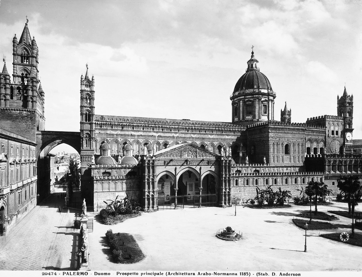 Kilátás a palermói székesegyház jobb oldalára, Szicília, 1929 körül alkotó: Italian Photographer