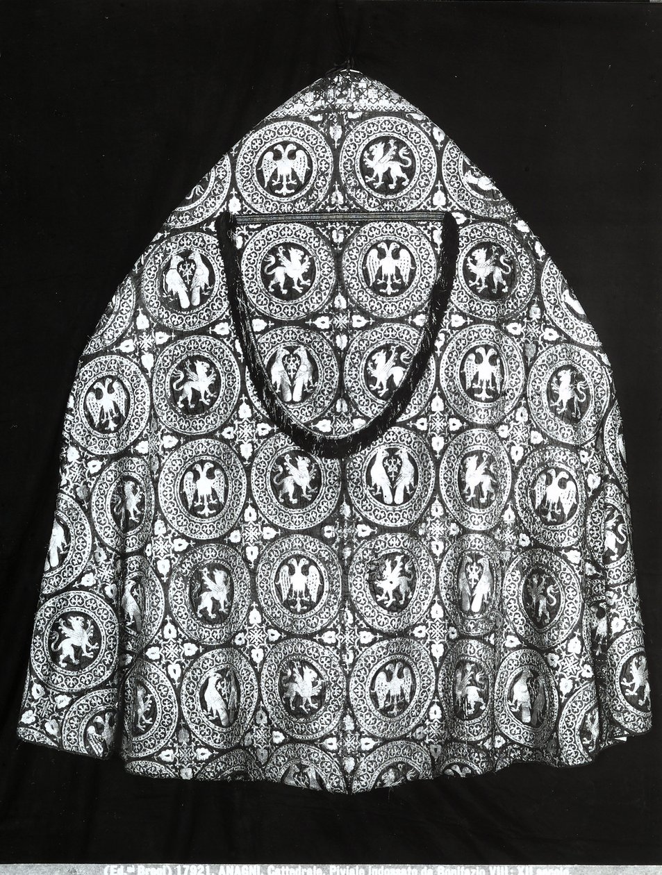 VIII. Bonifác pápa (1235-1303 körül) viselete (textil) alkotó: Italian School