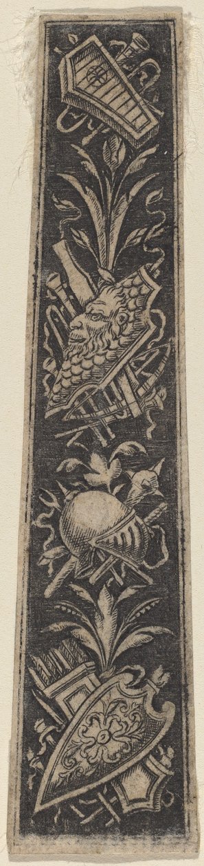 Dísz tányér páncéllal és hangszerekkel alkotó: Italian 18th or 19th Century