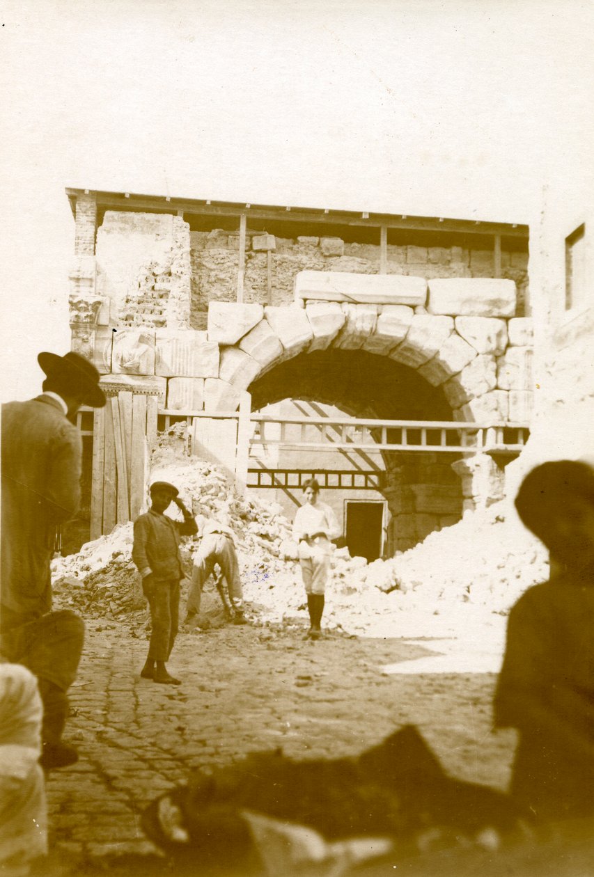 A Marcus Aurelius ív körüli házak lebontása, Tripoli, Líbia, október 4. alkotó: Italian Photographer