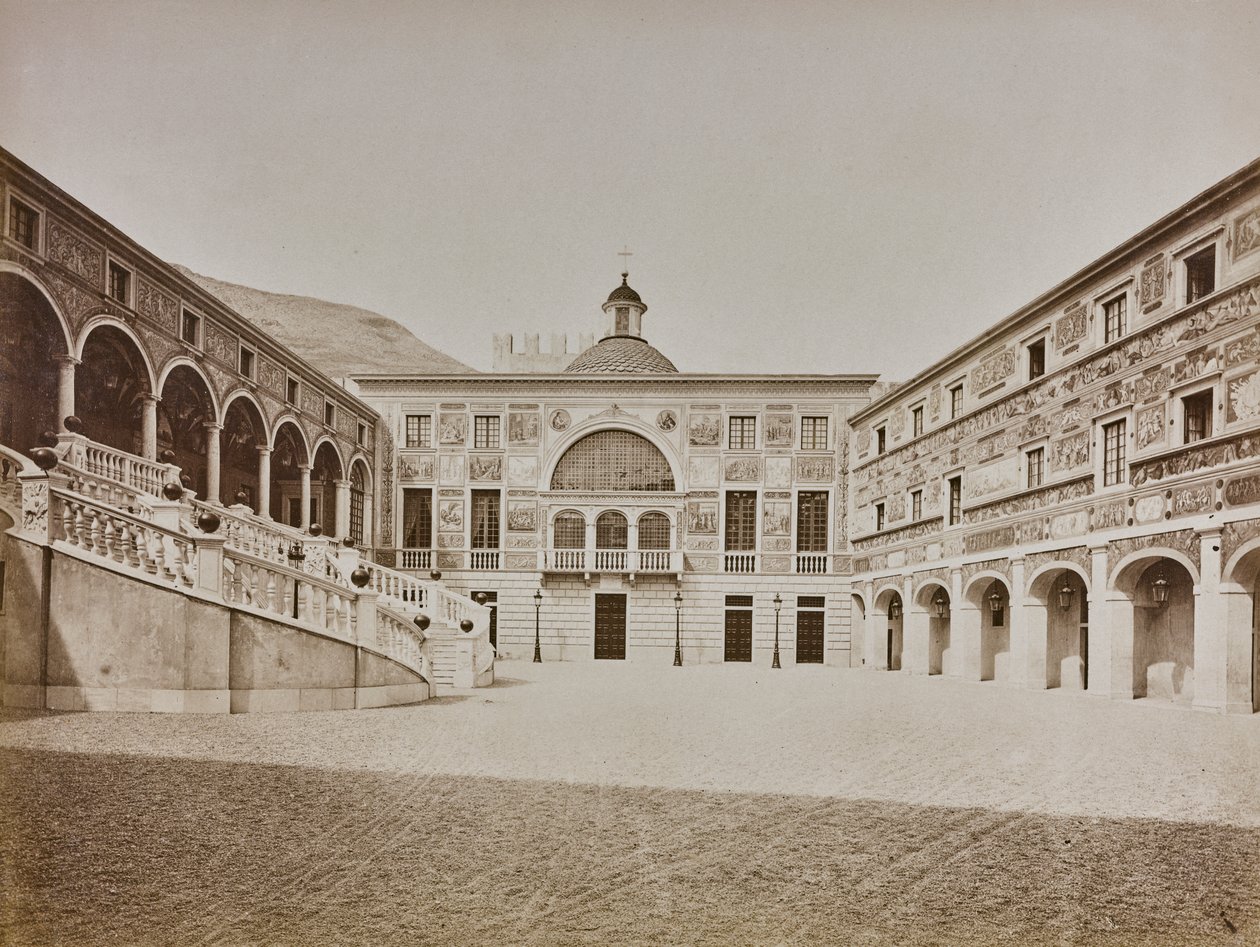 Album "Italie 1882, Nápoly, Pise, Gênes, Corniche": A monacói hercegi palota belső udvara alkotó: Italian Photographer