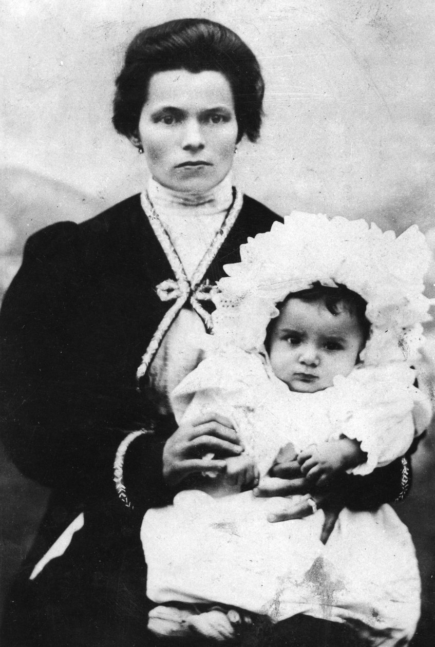 Benito Mussolini gyermekként édesanyjával, Rosa Maltonival - 1884 - Benito MUSSOLINI (1883-1945) édesanyja, Rosa Maltoni karjában. alkotó: Italian Photographer