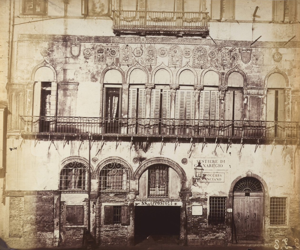 A velencei Sestriere di Cannaregio épületére építve alkotó: Italian Photographer
