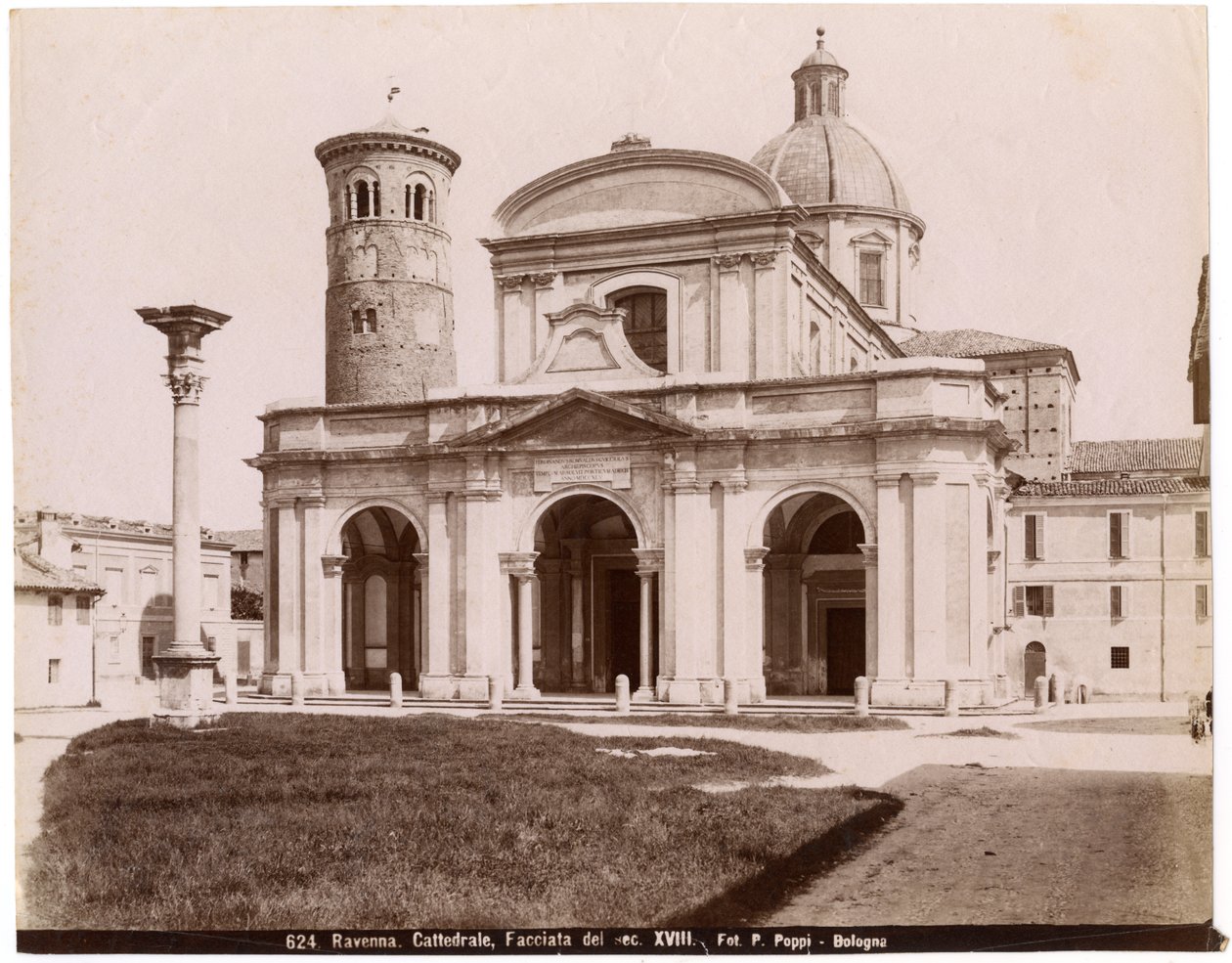 Urunk Jézus Krisztus feltámadásának székesegyháza, Ravenna, Emilia-Romagna, Olaszország, Pietro Poppi fényképe, Bologna, 1900 körül alkotó: Italian Photographer