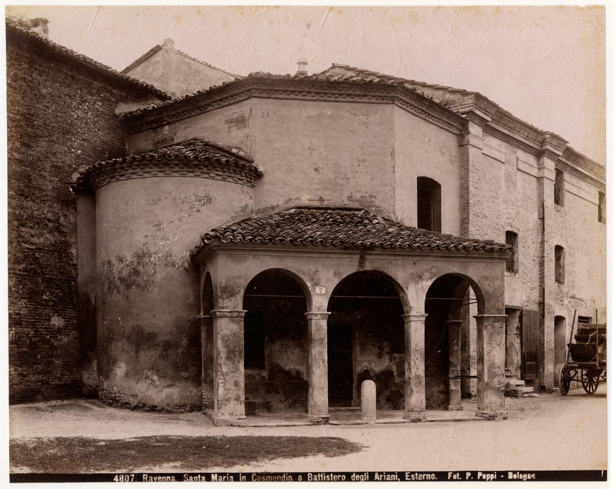 Cosmedin-i Szent Mária-templom vagy Arians keresztelőkápolna, Ravenna, Emilia-Romagna, Olaszország, Pietro Poppi fényképe, Bologna, 1900 körül alkotó: Italian Photographer