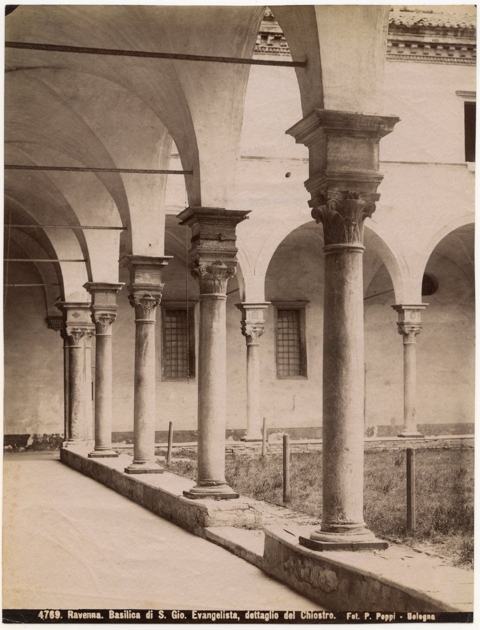 A Szent János evangélista templom kerengője, Ravenna, Emilia-Romagna, Olaszország, Pietro Poppi fotója, Bologna, 1900 körül. alkotó: Italian Photographer