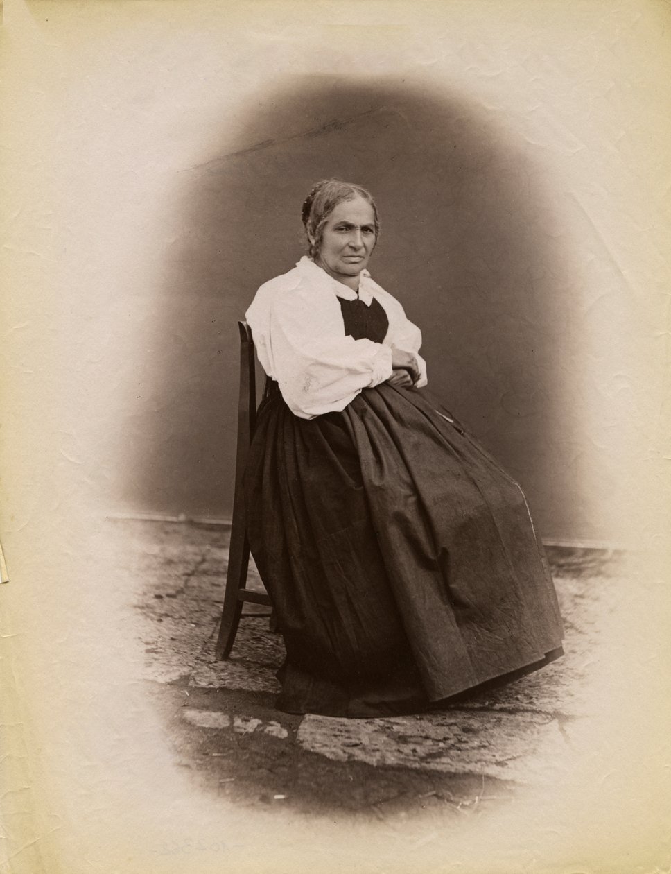 Idős nő széken ülve, Parre, Lombardia, Olaszország, fénykép: Premiata Fotografia Taramelli, Bergamo alkotó: Italian Photographer