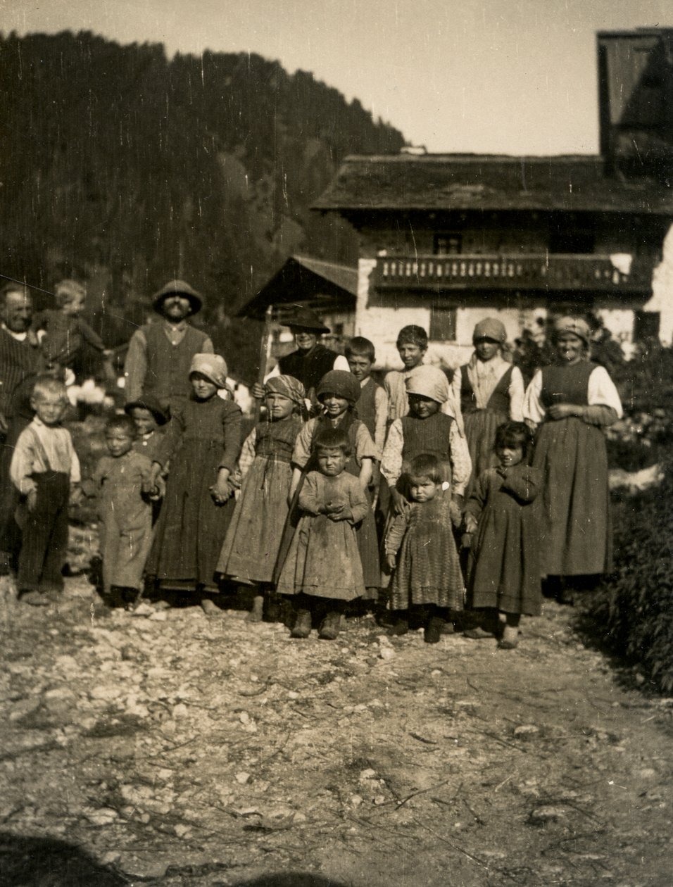 Család a ház előtt, Aosta-völgy, Olaszország 1900-1910 alkotó: Italian Photographer