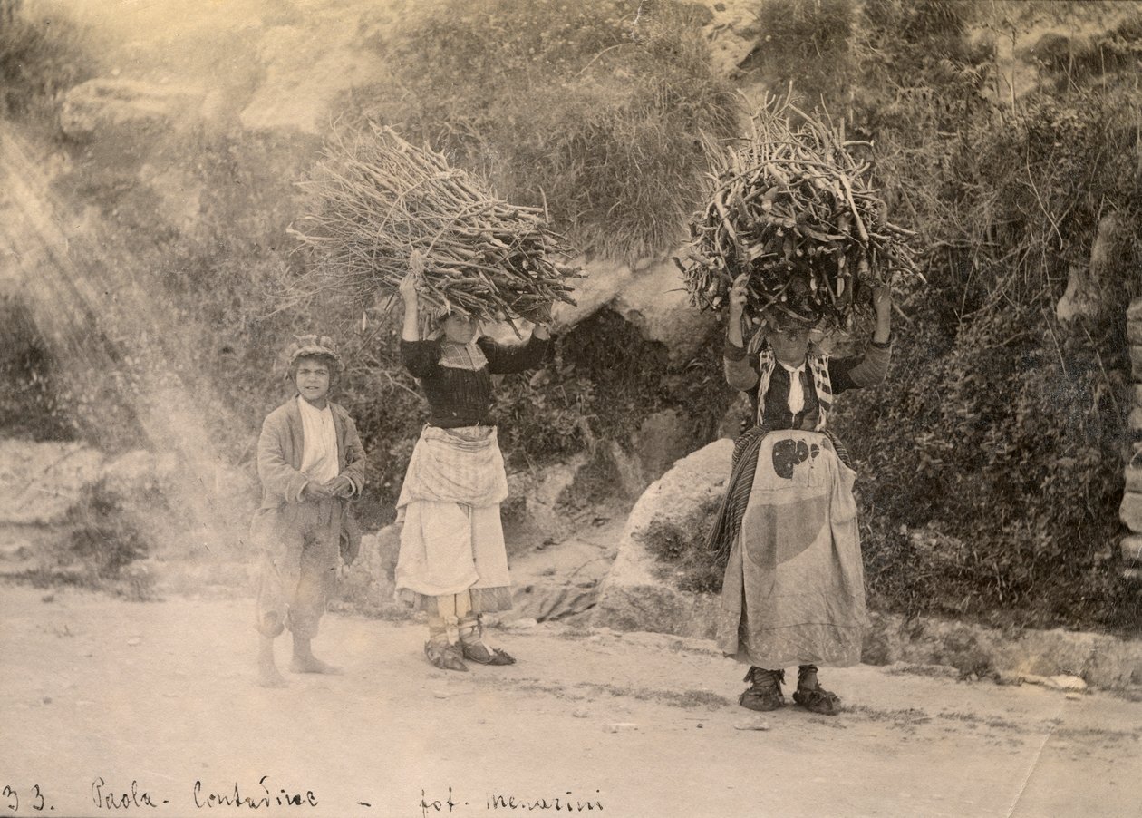 Gazdák fakötegeket cipelnek a fejükön, Paola, Calabria, Leopoldo Menarini fotója, 1910 körül. alkotó: Italian Photographer