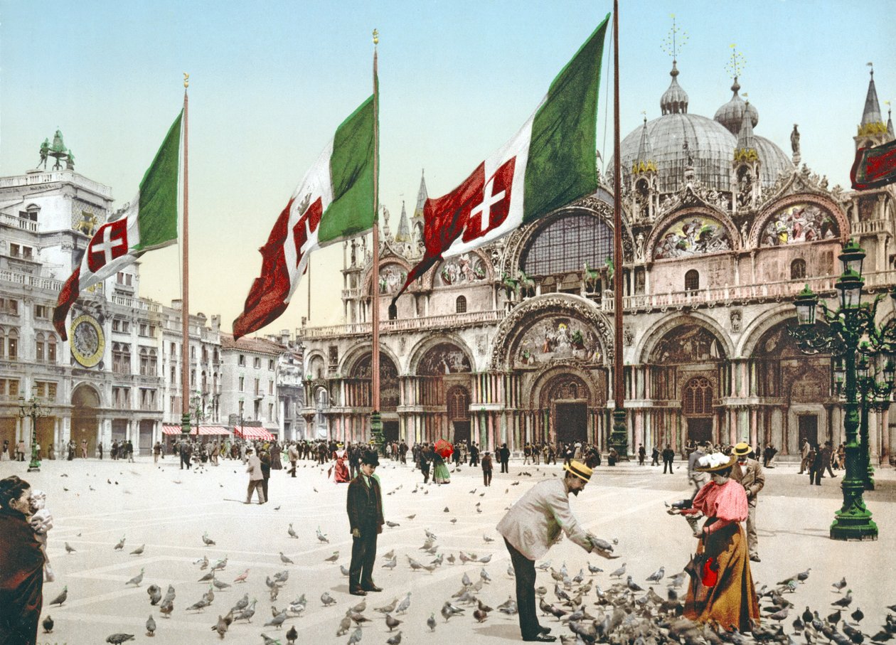 Galambok etetése a velencei Szent Márk téren, 1900 körül alkotó: Italian Photographer