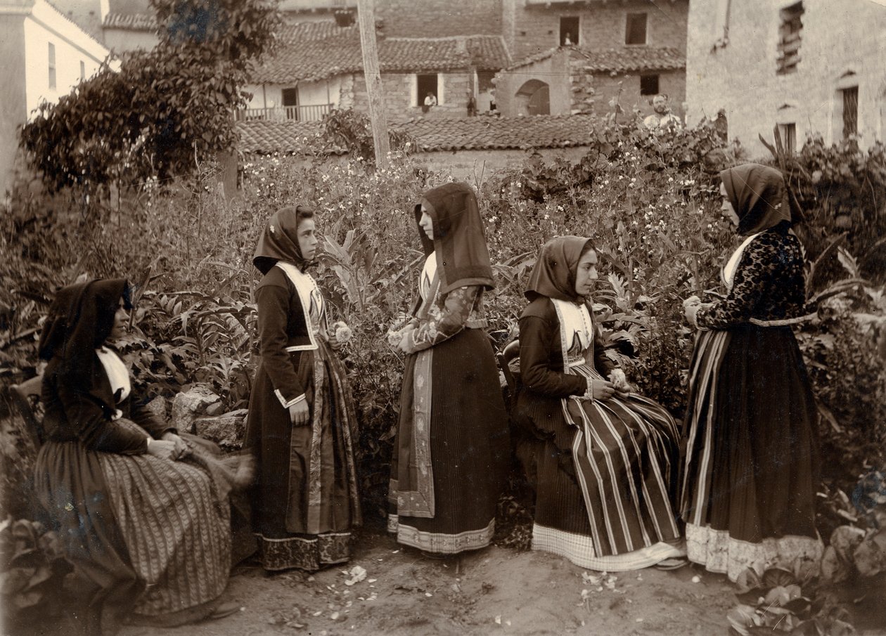 Hagyományos viseletet viselő nők csoportja a kertben, Szardínia, Olaszország alkotó: Italian Photographer