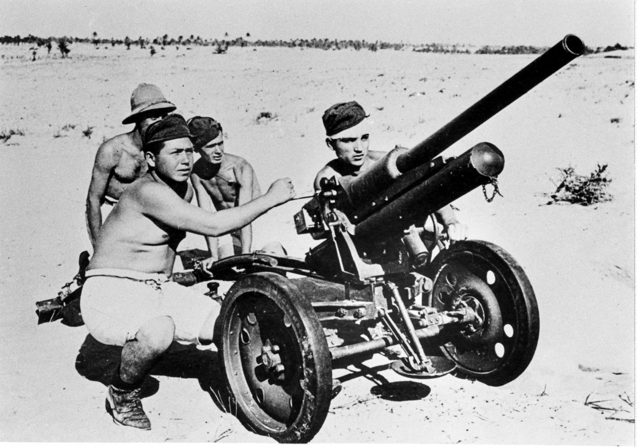 Olasz tankelhárító a líbiai sivatagban. 1941. alkotó: Italian Photographer