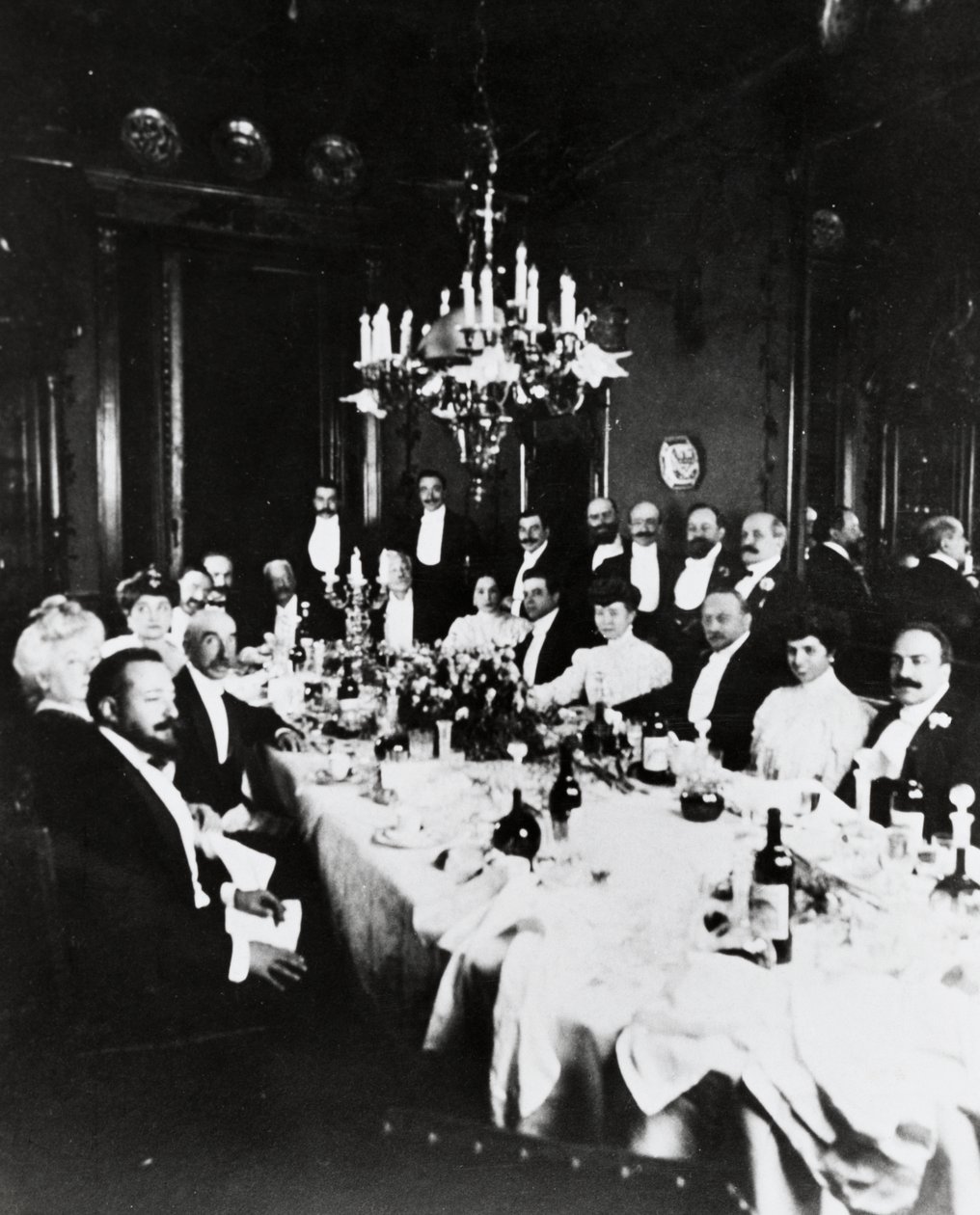 Ebéd a Casa Sonzognoban, a vendégek között fel lehet ismerni Francesco Cilea, Pietro Mascagni, Umberto Giordano, Carlo Romussi, Arturo Colautti, Amintore Galli és Edoardo Sonzogno, Milánó alkotó: Italian Photographer