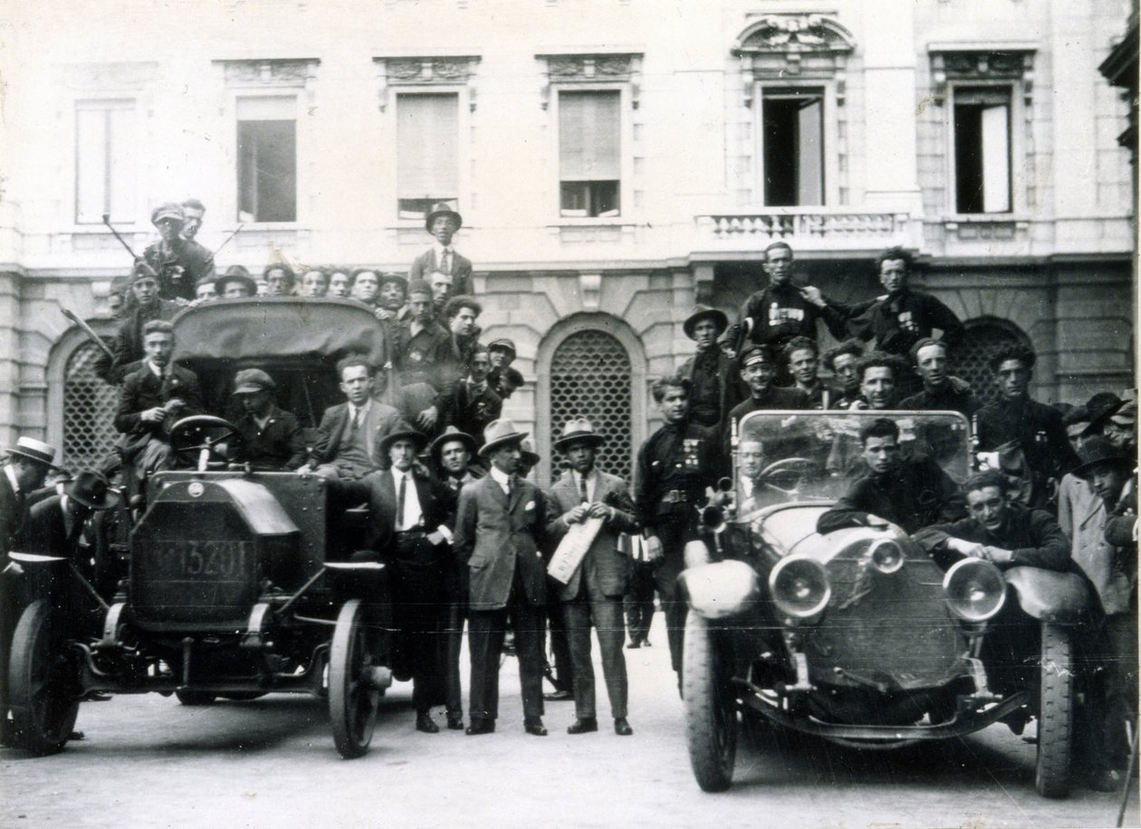 Milánó, 1922. augusztus 3. és 4. A fasiszták reakciója a sztrájkra. Akciócsapatok a Scala téren. alkotó: Italian Photographer