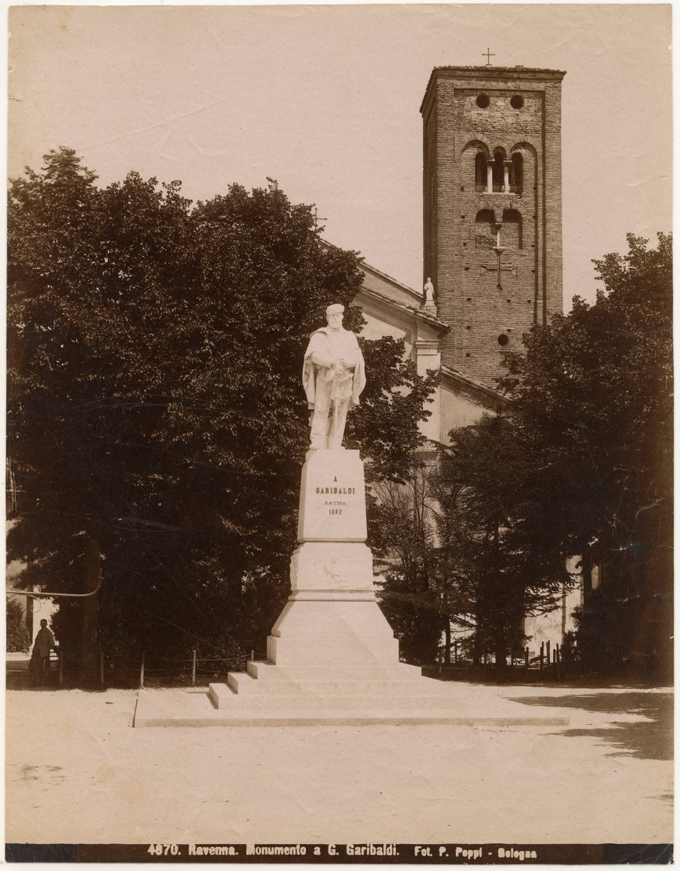 Giuseppe Garibaldi emlékműve a Piazza San Francesco-n, háttérben a Szent Ferenc-templom, Ravenna, Emilia-Romagna, Olaszország, Pietro Poppi fényképe, Bologna, 1900 körül alkotó: Italian Photographer
