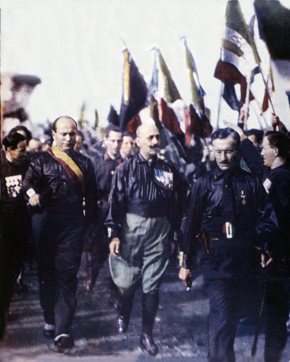 Mussolini a menetet Rómán tartja. 1922. Kézzel színezett fotó 1923. (Marcia su Roma) alkotó: Italian Photographer