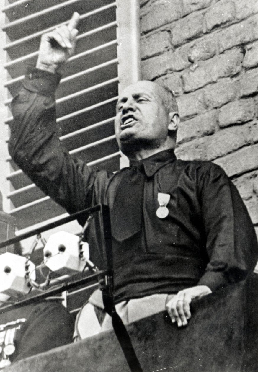 Mussolini fekete ingben alkotó: Italian Photographer
