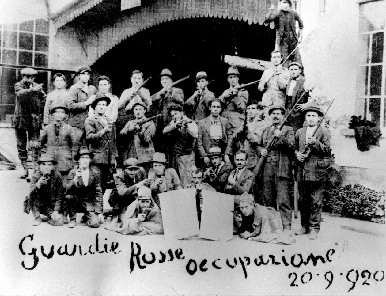 1920-ban az olasz kommunisták elfoglaltak egy gyárat. alkotó: Italian Photographer
