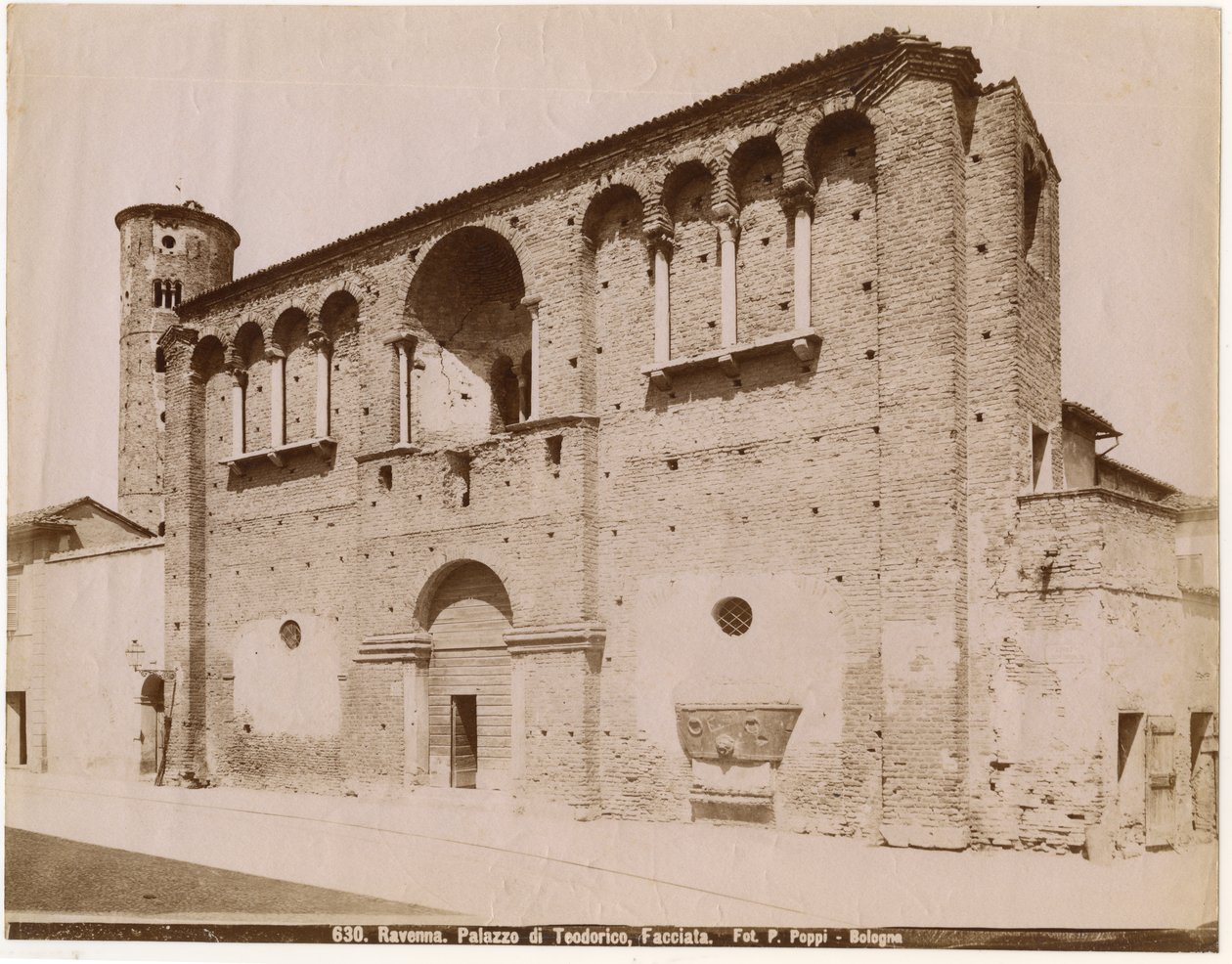Theodoric-palota, Ravenna, Emilia-Romagna, Olaszország, Pietro Poppi fotója, Bologna, 1900 körül alkotó: Italian Photographer