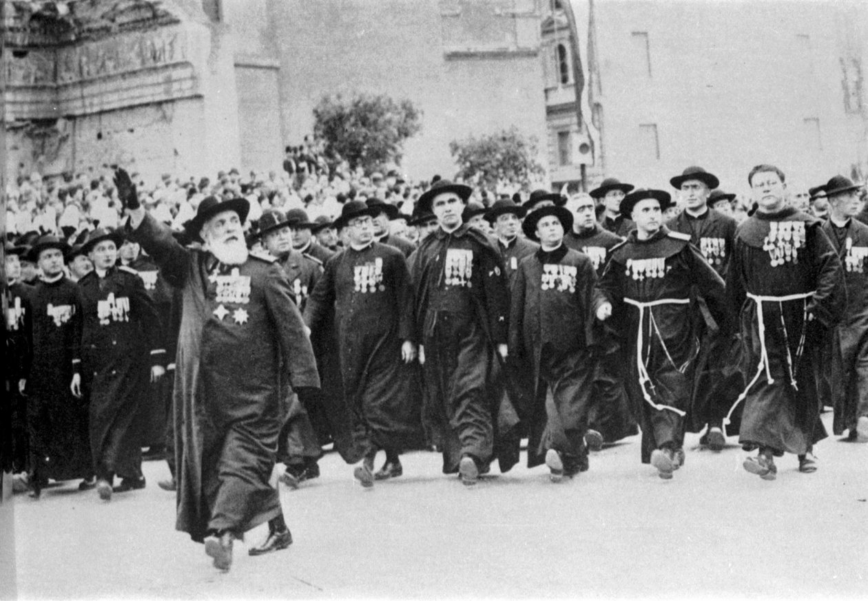 Felvonulás Rómában 1931-ben, előtte az egyházi testület. alkotó: Italian Photographer