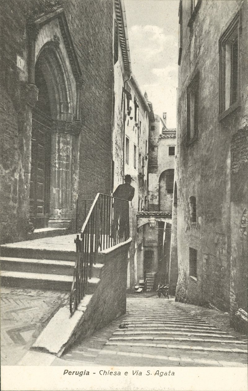 Perugia: templom és Via S. Agata (fekete-fehér fotó) alkotó: Italian Photographer