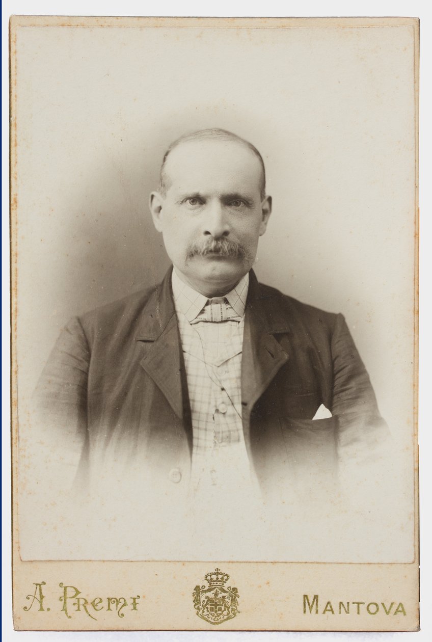 Fotó egy képeslapon, amely Albano Lugli festőt ábrázolja alkotó: Italian Photographer