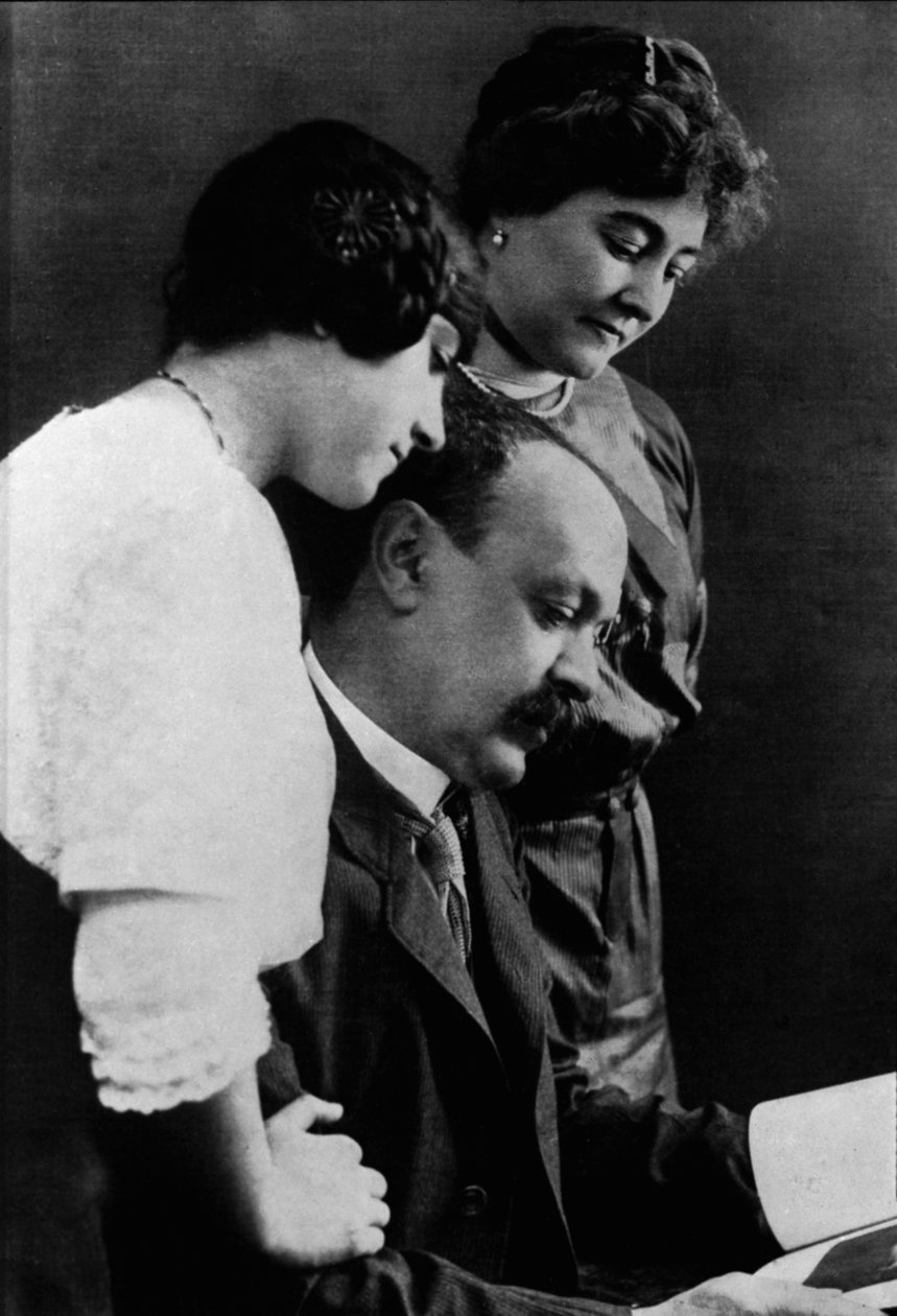 Italo Svevo olasz író (1861-1928) portréja feleségével és lányával. alkotó: Italian Photographer