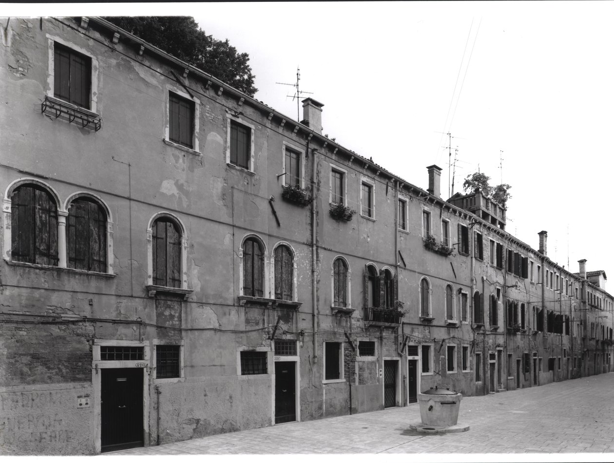 Házsor a Calle Riello-n, Velence alkotó: Italian Photographer