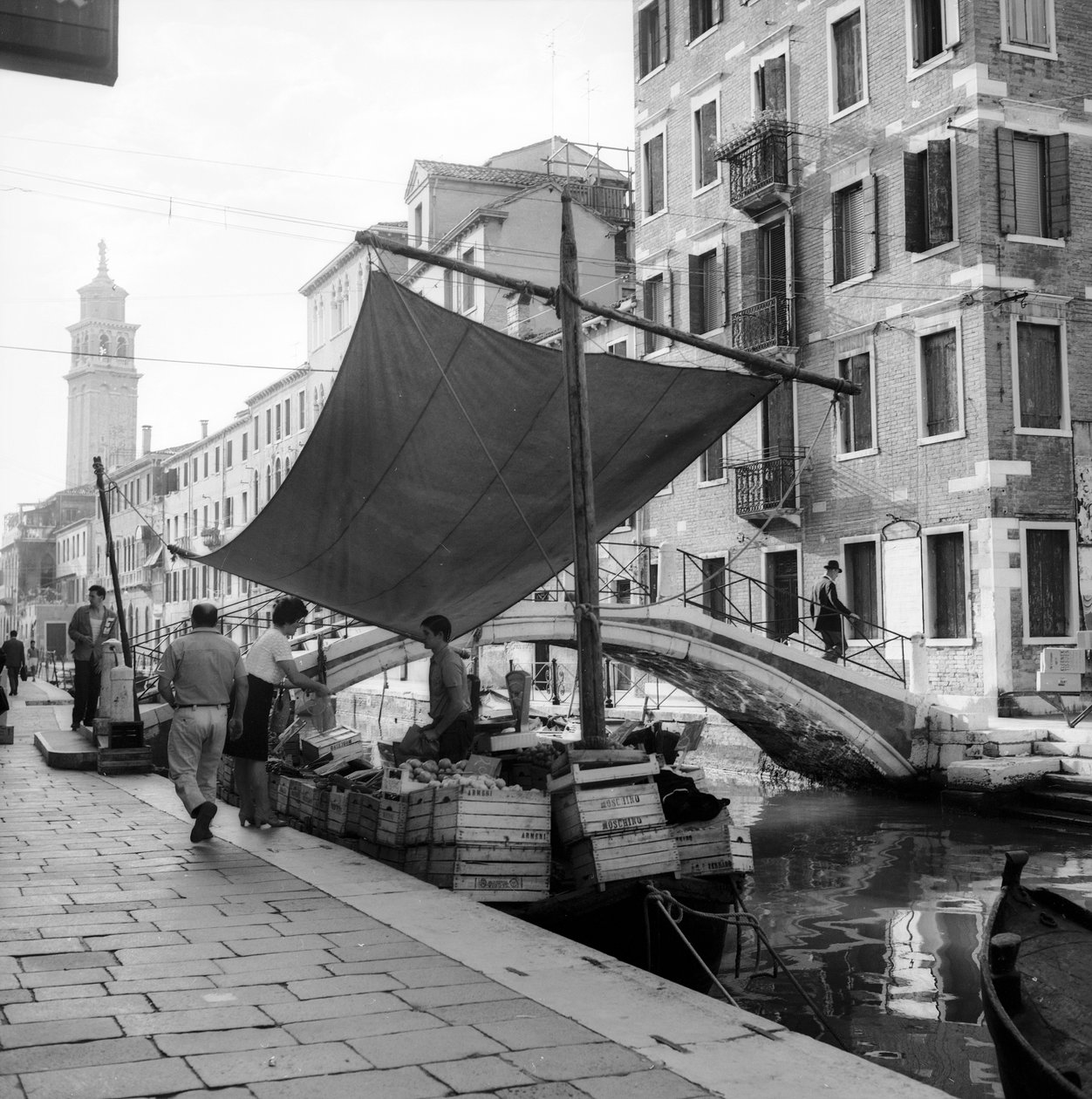 Gyümölcs- és zöldségárusítás hajón egy csatornában, Velence alkotó: Italian Photographer