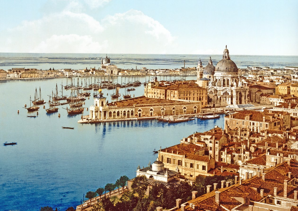 Santa Maria della Salute a Campanile-toronyból a Szent Márk téren, Velence, pub. 1900 körül alkotó: Italian Photographer