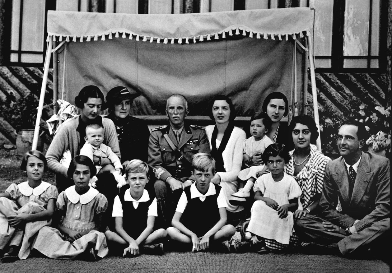 Az olasz királyi család. Középen Victor Emmanuel III (Vittorio Emanuele). Az ülő gyerekek közül balról a 3. Victor Emmanuel (Victor-Emmanuel) herceg (Vittorio Emanuele), jobbra az utolsó apja, II. Humbert (Umberto II.). 19 alkotó: Italian Photographer
