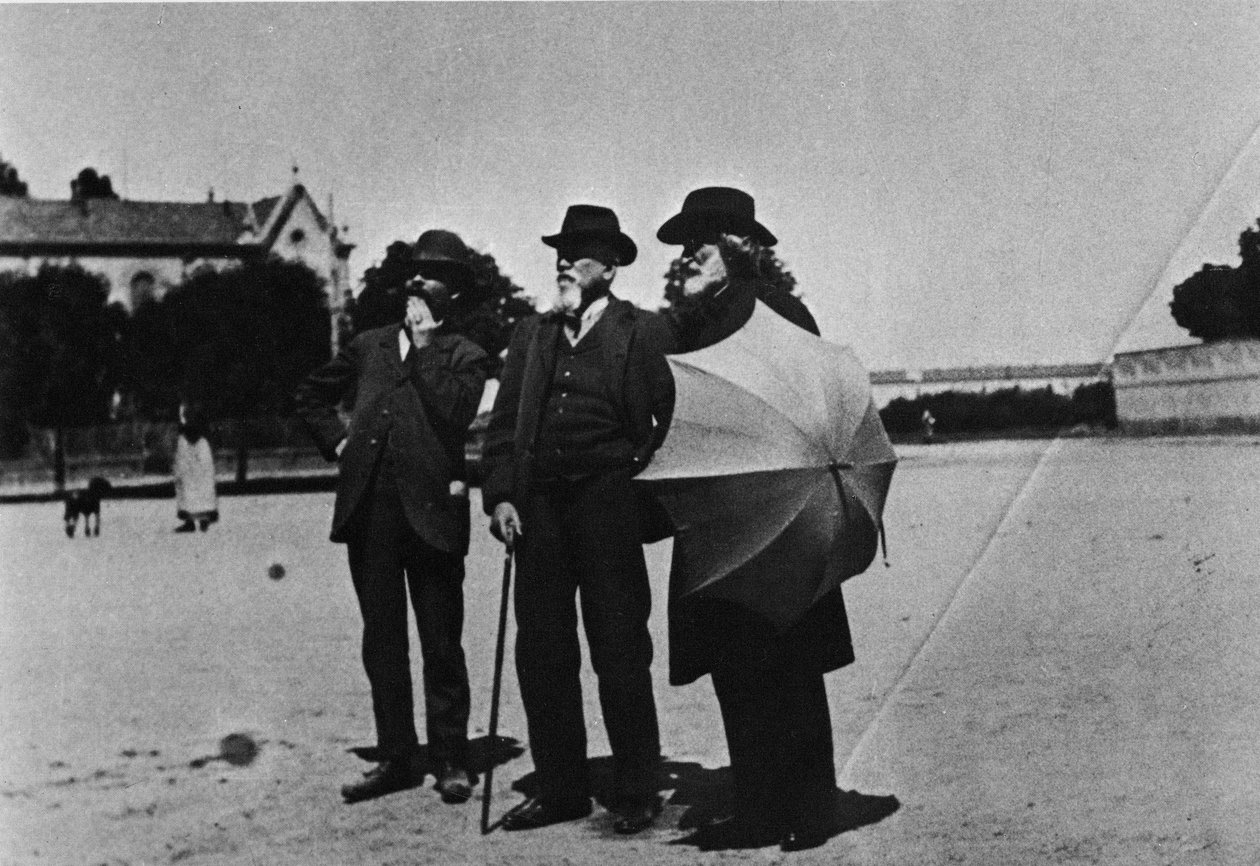 Giuseppe Verdi (1813-1901) zeneszerző, Camillo Boito (1836-1914) építész és Noseda a zeneszerzői pihenőház (Casa di Riposo per Musicisti) műveinek látogatása során 1898 körül a milánói Buonarroti téren. alkotó: Italian Photographer