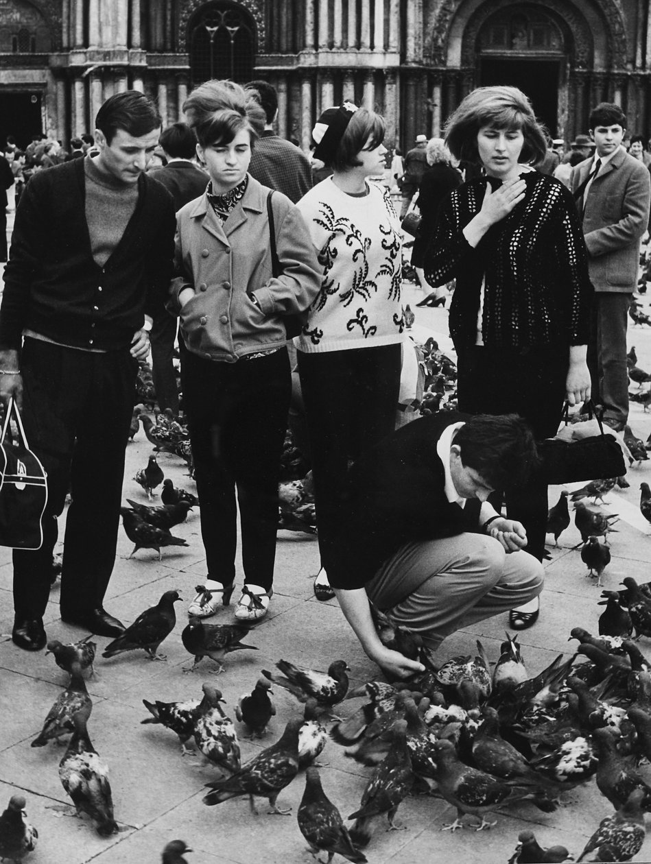Galambokat etető turisták, Piazza San Marco, Velence, 1970 körül (f/w fotó) alkotó: Italian Photographer