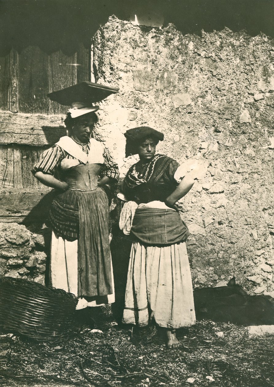 Két római vidéki földműves hagyományos ruhákban, Olaszország, 1910 körül alkotó: Italian Photographer
