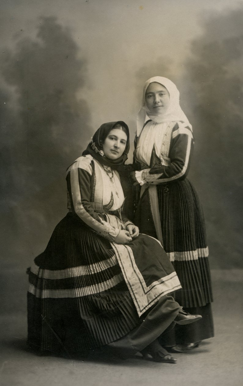 Két népviseletet viselő nő, Fonni, Szardínia, Olaszország, 1915 körül alkotó: Italian Photographer