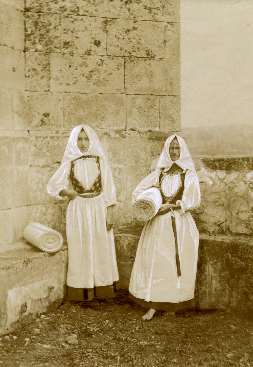 Két nő hagyományos viseletben, orbace (szardíniai juhgyapjú) árusok, Szardínia, Olaszország, 1915 körül alkotó: Italian Photographer