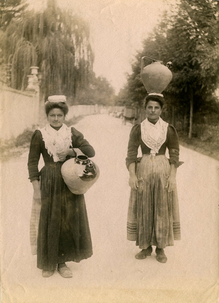 Két fiatal nő terrakotta edényekkel, Roccaraso, Abruzzo, Olaszország, 1905 körül alkotó: Italian Photographer