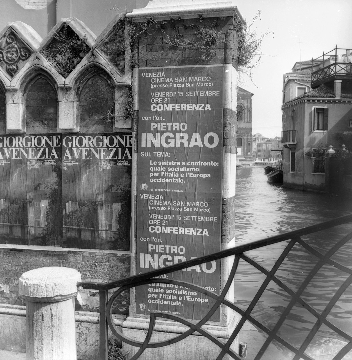 Kilátás egy velencei csatornára, Giorgione-kiállítást és politikai kiáltványt hirdető plakátokkal az előtérben alkotó: Italian Photographer