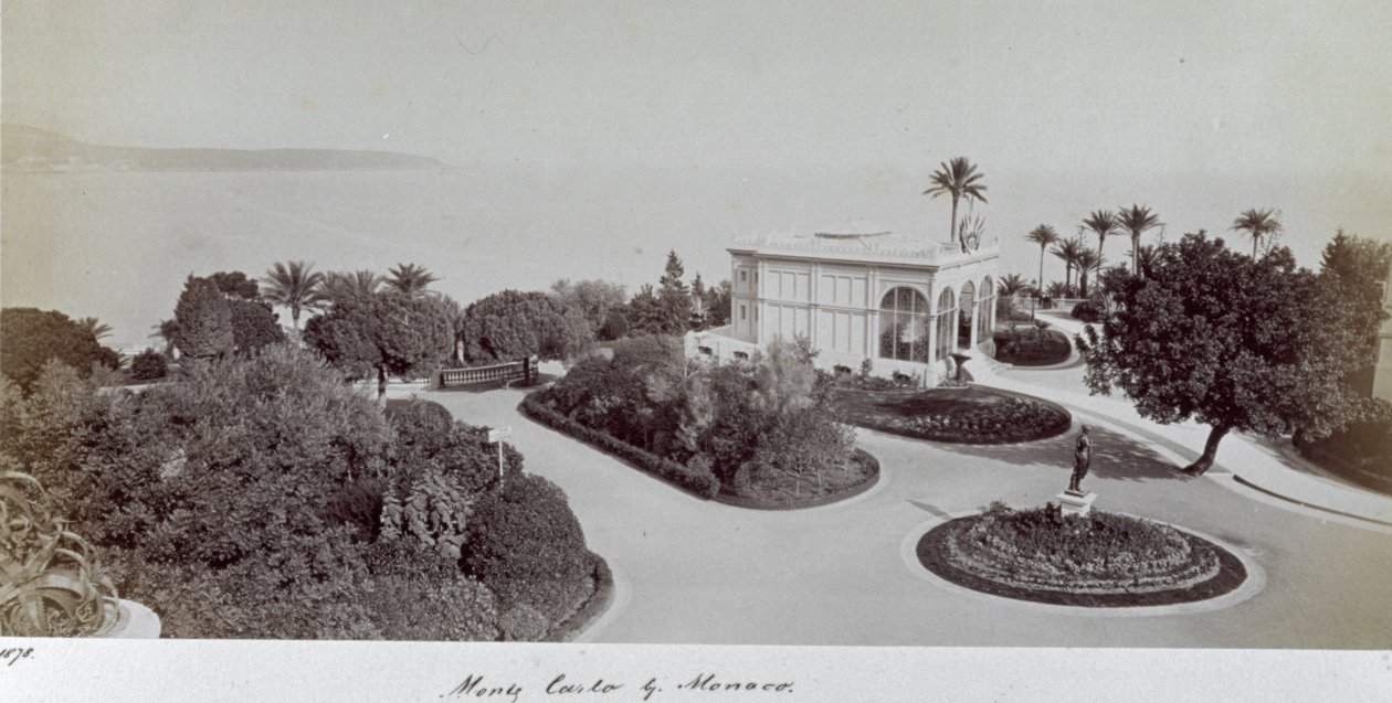 Kilátás Montecarlo egyik kertjére, a Monacói Hercegségben. A kert közepén, kilátással a tengerre, egy pavilon alkotó: Italian Photographer