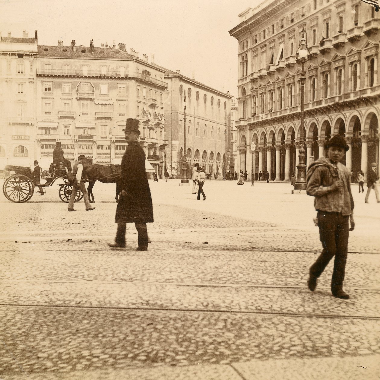 Kilátás a Piazza del Duomo-ra, Milánó, 1873 alkotó: Italian Photographer