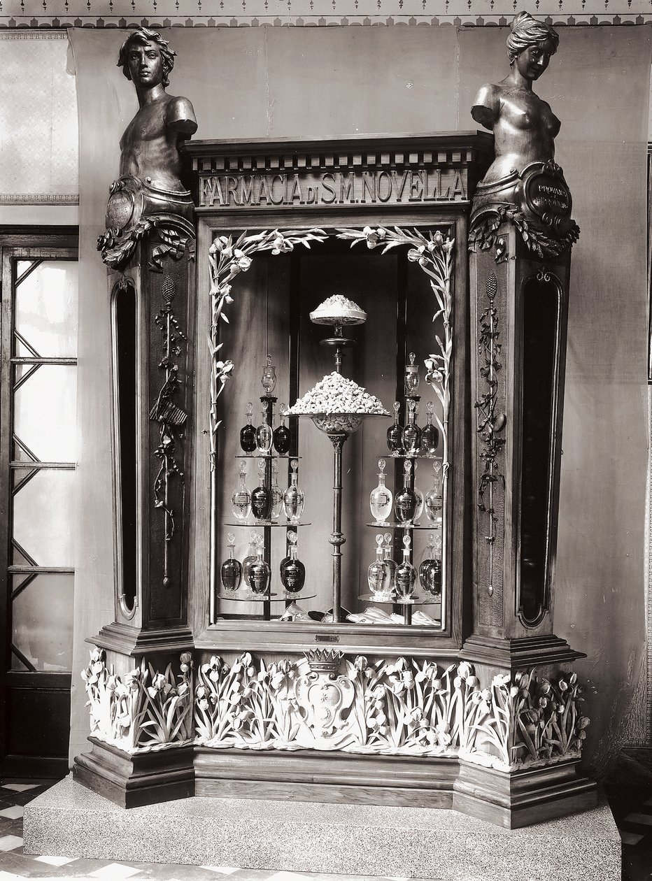 Vitrine, Officina Profumo, Pharmaceuticals of Santa Maria Novella, Firenze, Olaszország alkotó: Italian Photographer