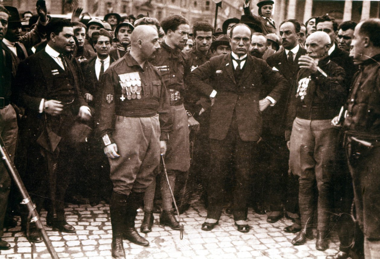 Séta Rómán, Mussolini és fekete ingek 1922-ben. alkotó: Italian Photographer