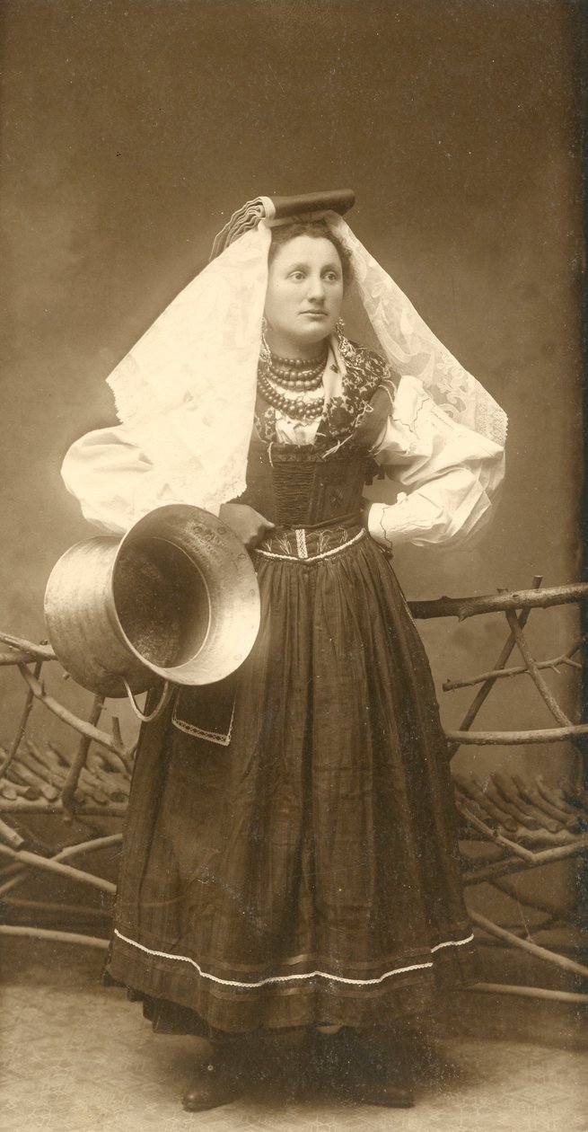 Hagyományos viseletet viselő nő, kezében rézedény, Abruzzo, Olaszország alkotó: Italian Photographer