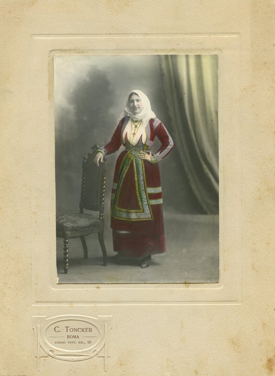 Hagyományos ruhát viselő nő, Szardínia, Olaszország, Camillo Toncker fotója, Róma, 1910 körül. alkotó: Italian Photographer